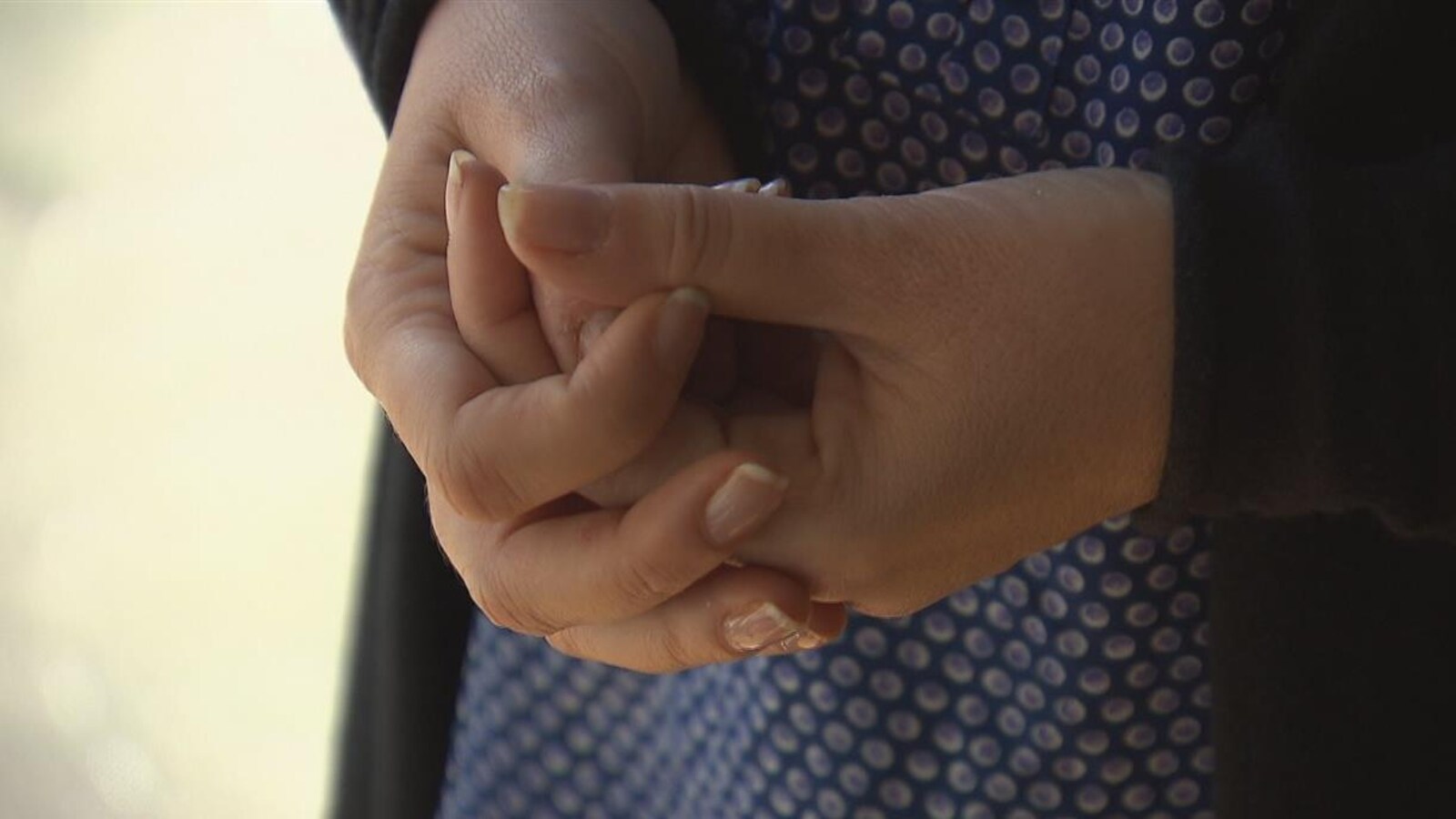 Gros plan sur les mains d'une femme
