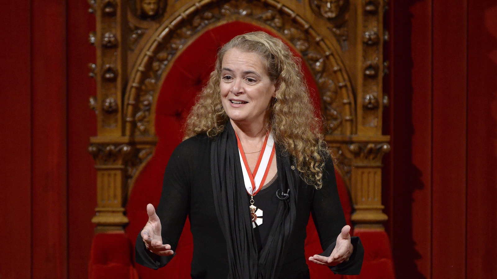 Julie Payette debout