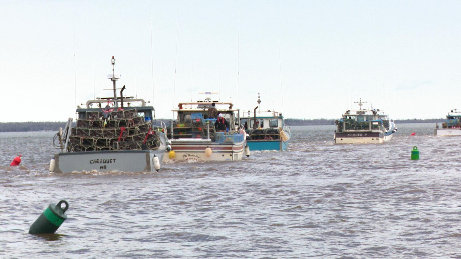 Des bateaux de pêche au homard prennent la mer à Pigeon Hill, dans la Péninsule acadienne.