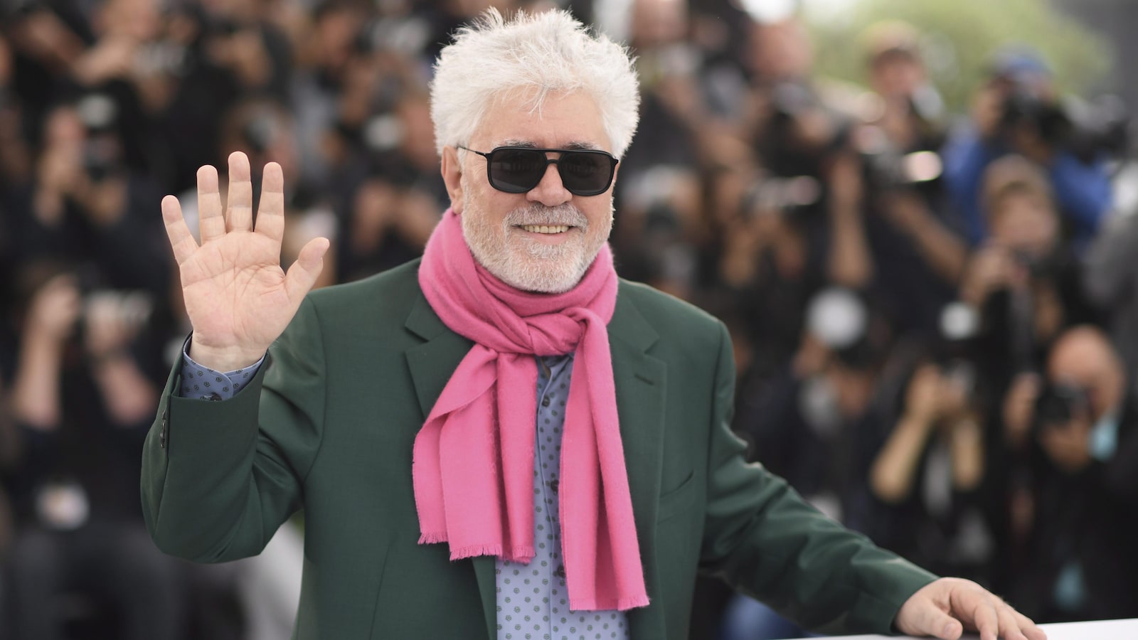 Pedro Almodóvar faisant une signe de la main sur la Croisette