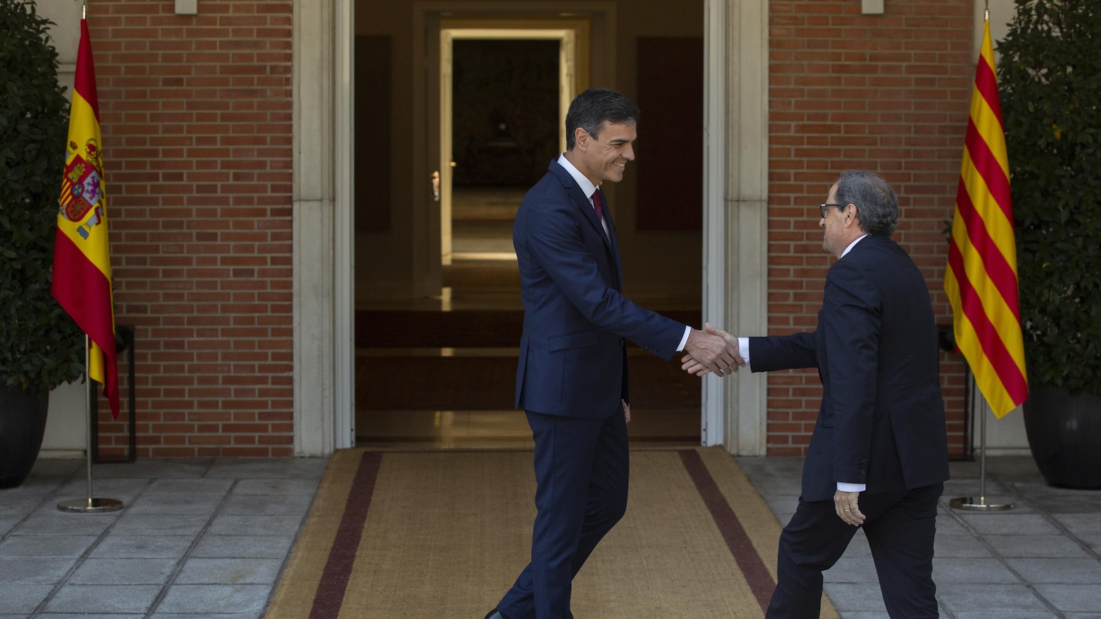 Le président du gouvernement espagnol Pedro Sanchez accueille le président catalan Quim Torra.