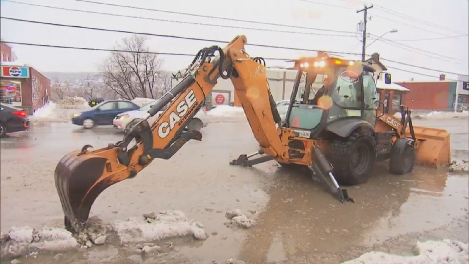 Une pelle mécanique tente de dégager un puisard sur la rue King Ouest à Sherbrooke