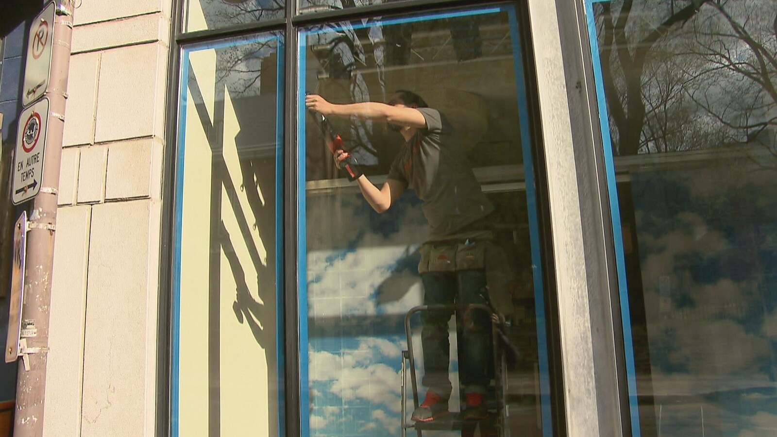 Installation de pellicule de sécurité dans une vitrine