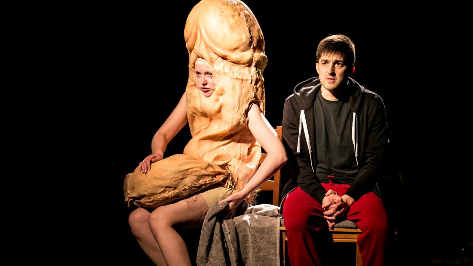 La pièce Conversations avec mon pénis est présenté au théâtre Premier Acte. Une femme déguisée en pénis discute avec un homme.