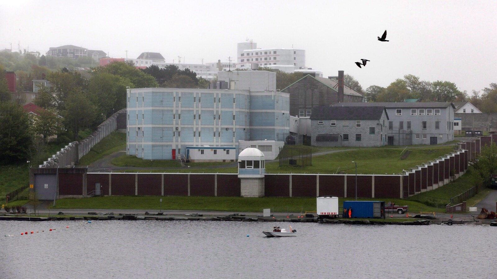 La prison se dresse près de la berge du lac Quidi Vidi.