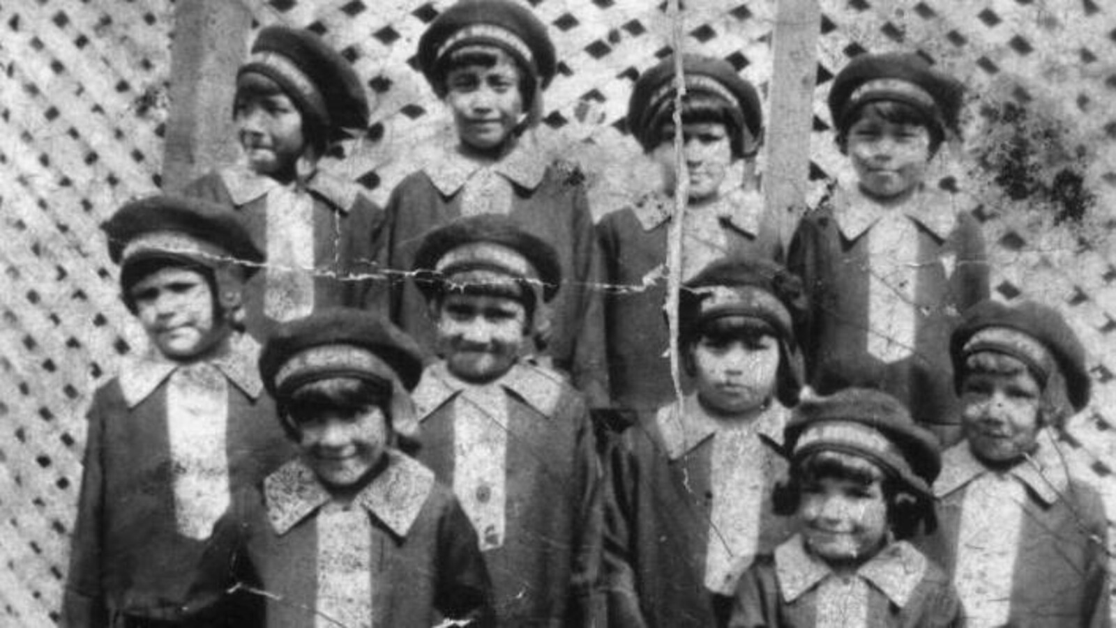 Vielle photo d'une dizaine d'enfants autochtones en uniforme de pensionnaires.