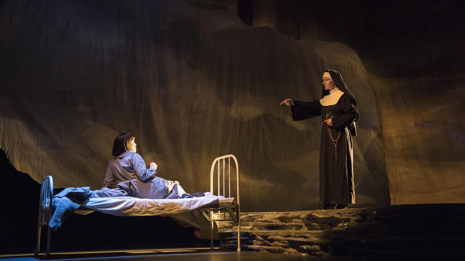 Les actrices Cheyenne Scott et Trish Lindström dans la comédie musicale « Children of God ».