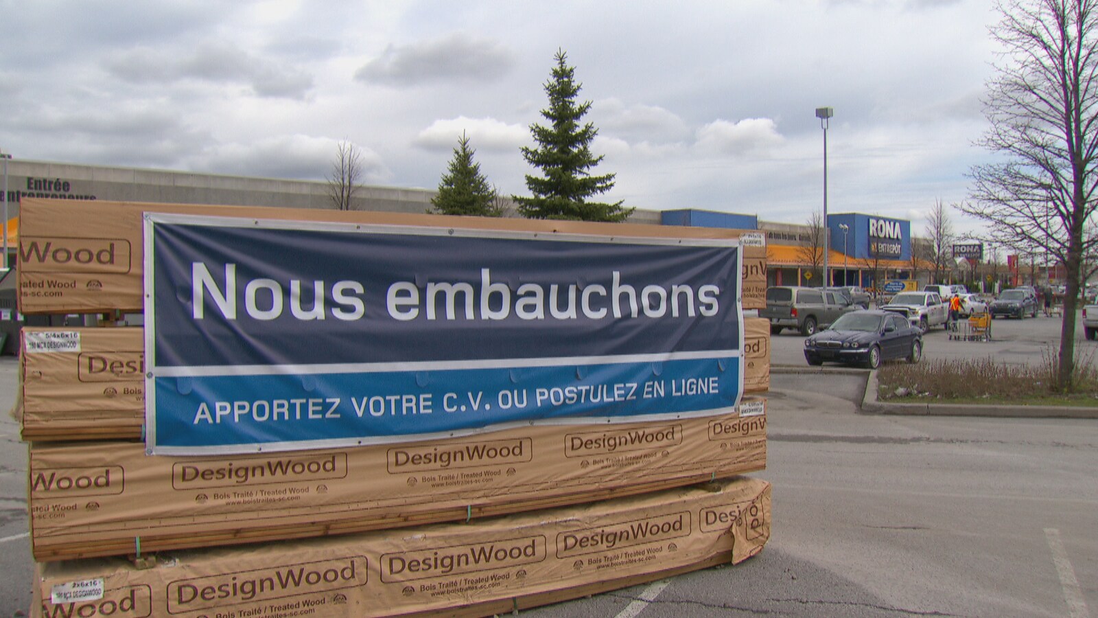 Une annonce d'emploi dans le stationnement de la chaîne d'entrepôts Rona.
