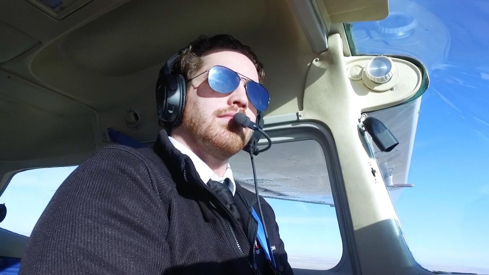 Un pilote dans un avion