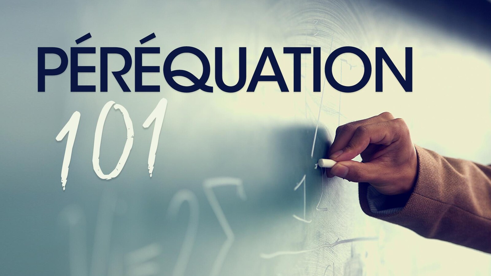 Le texte « péréquation 101 », inscrit sur un tableau de salle de classe.