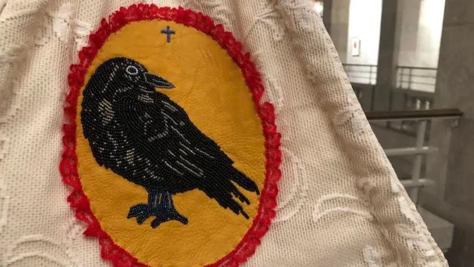 Un corbeau tissé de perles réalisé par l'artiste algonquine Jobena Petonoquot.