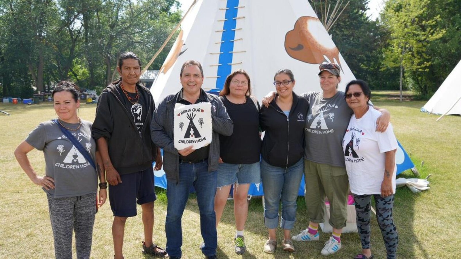 Perry Bellegarde entouré des membres du camp.