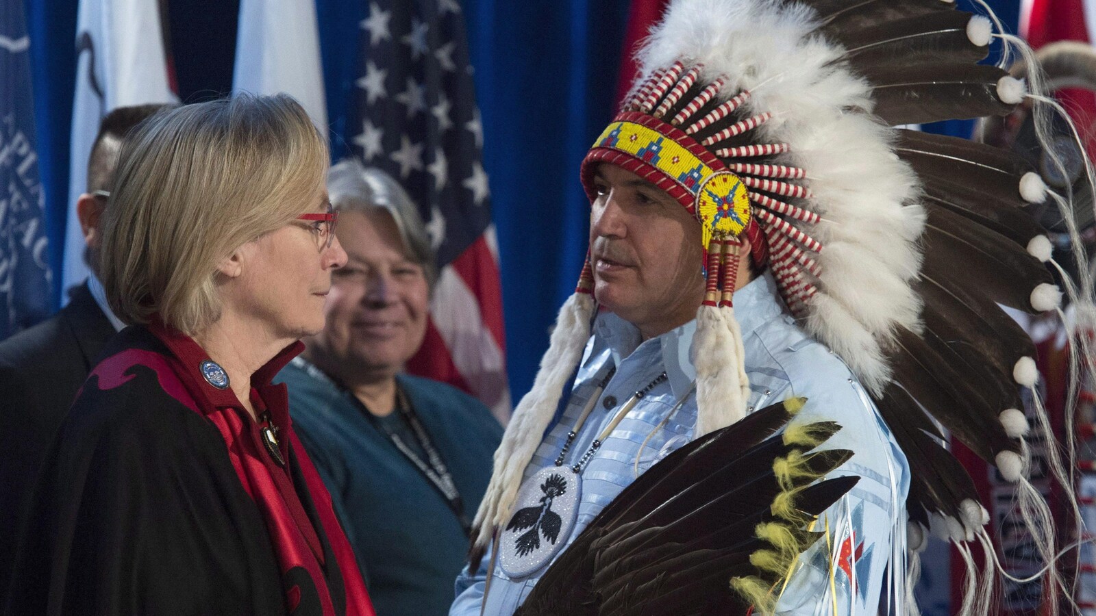 Carolyn Bennett et Perry Bellegarde se regardent lors d'un événement.