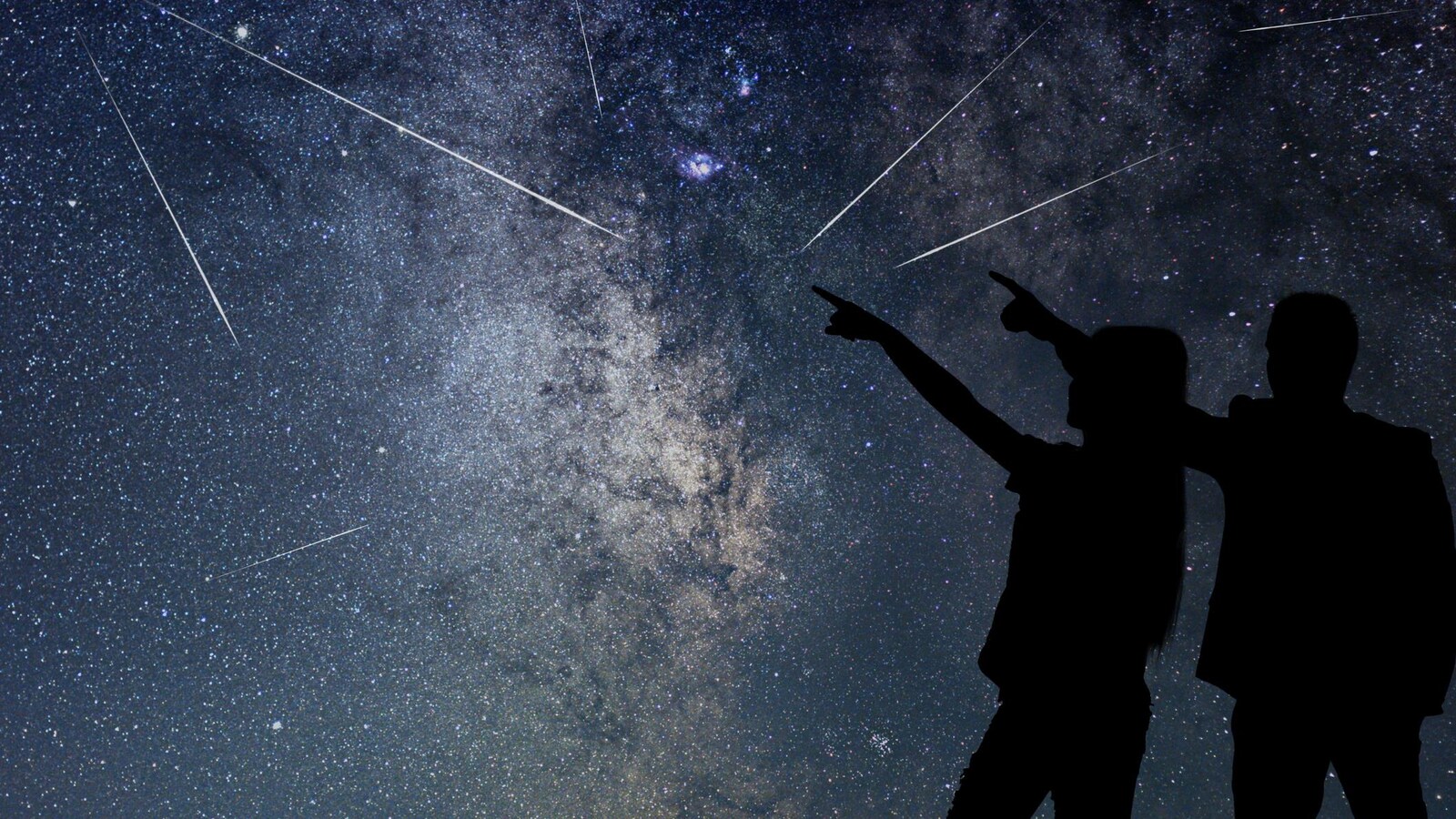 Deux humains regardent une pluie d'étoiles filantes.