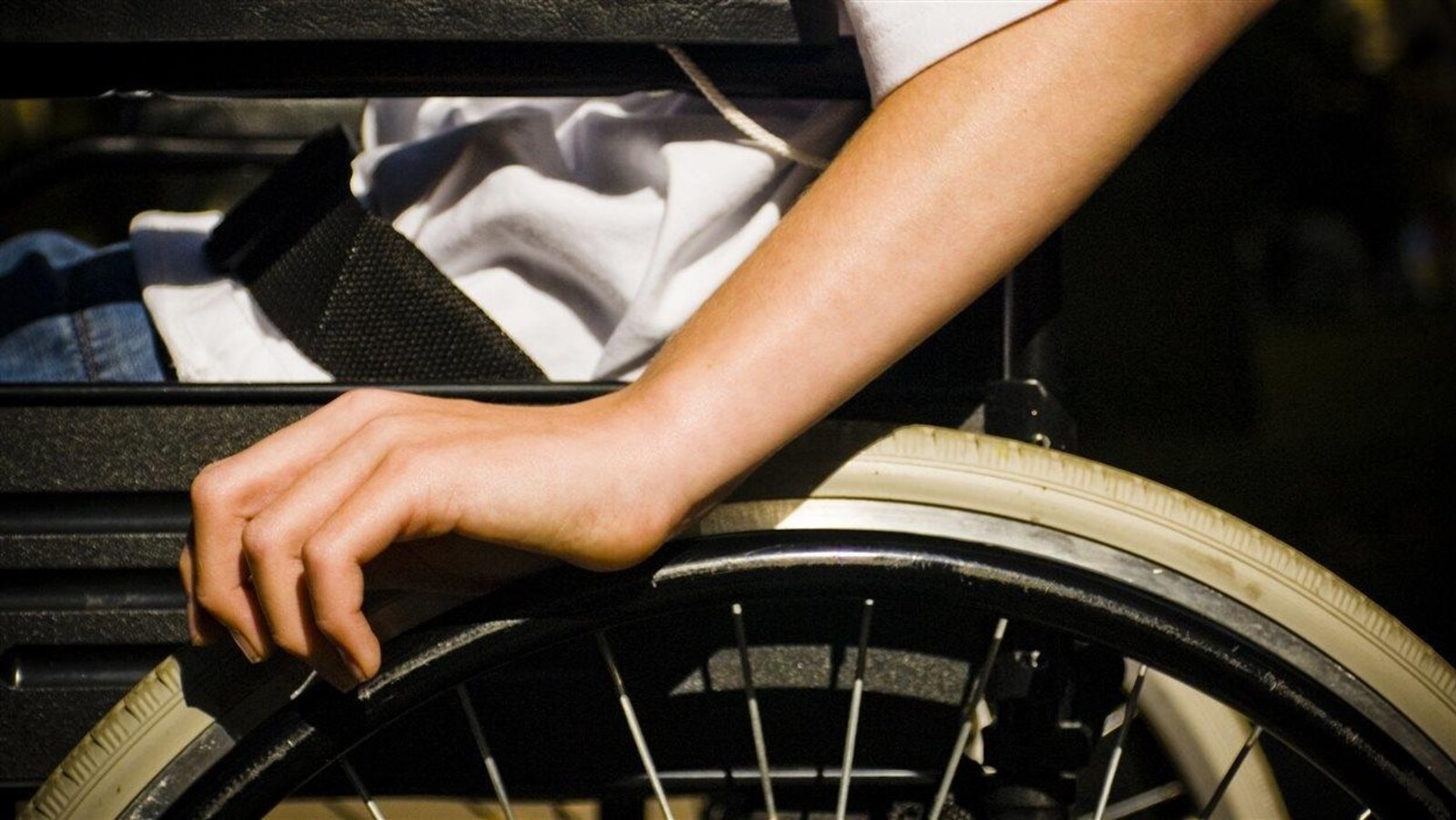 Une personne en fauteuil roulant