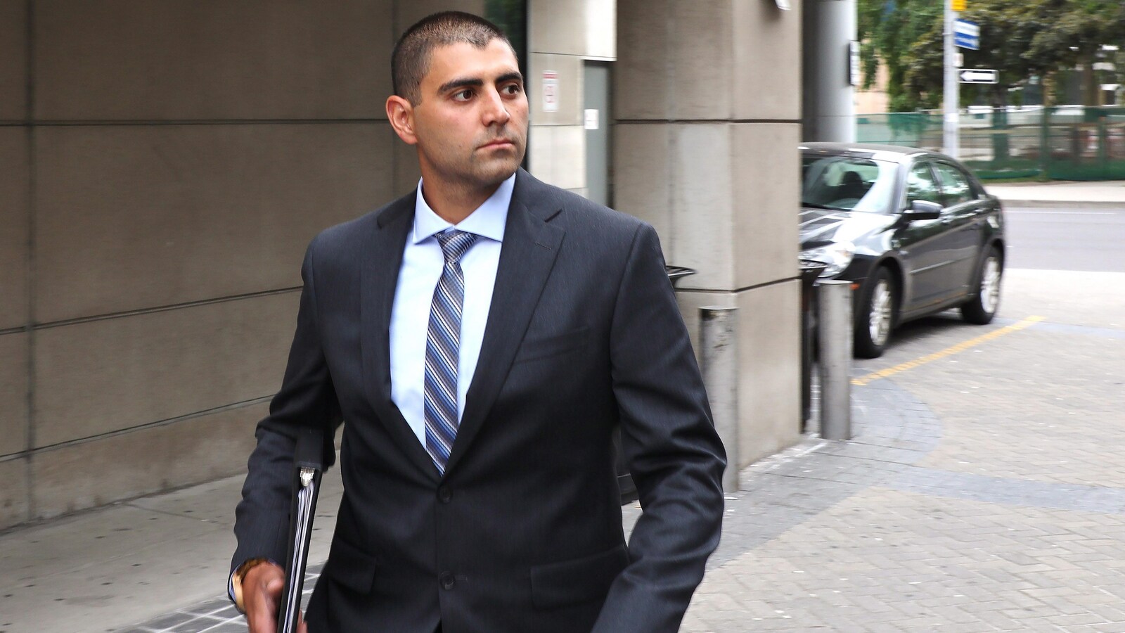 Un homme sur un trottoir.