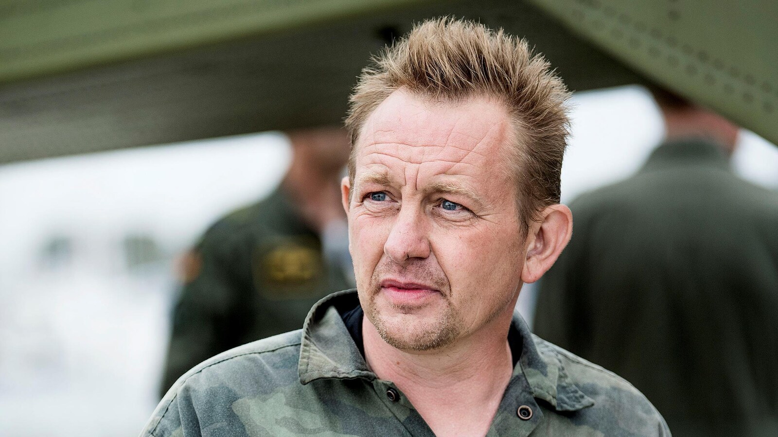 Peter Madsen pose en habit de camouflage.