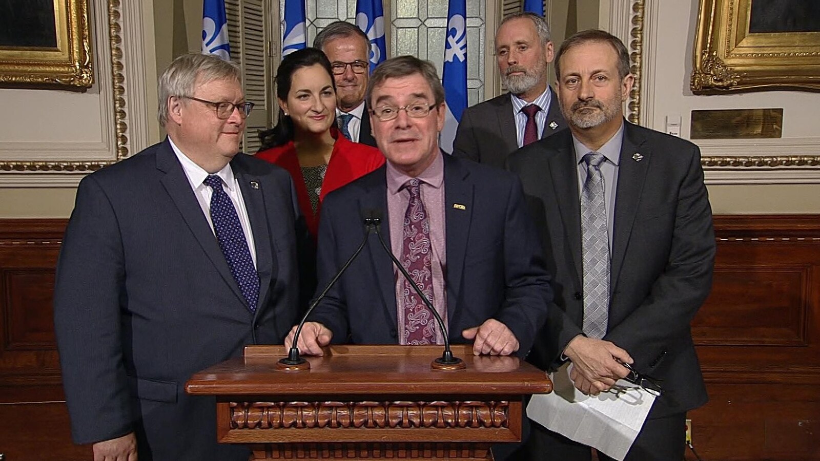 (De gauche à droite) Gaétan Barrette (PLQ), Marie Montpetit (PLQ), Guy Ouellette (indépendant), Richard Perron (président du SPGQ), Vincent Marissal (QS) et Sylvain Roy (PQ) appuient la pétition réclamant la réembauche de l'agronome Louis Robert.