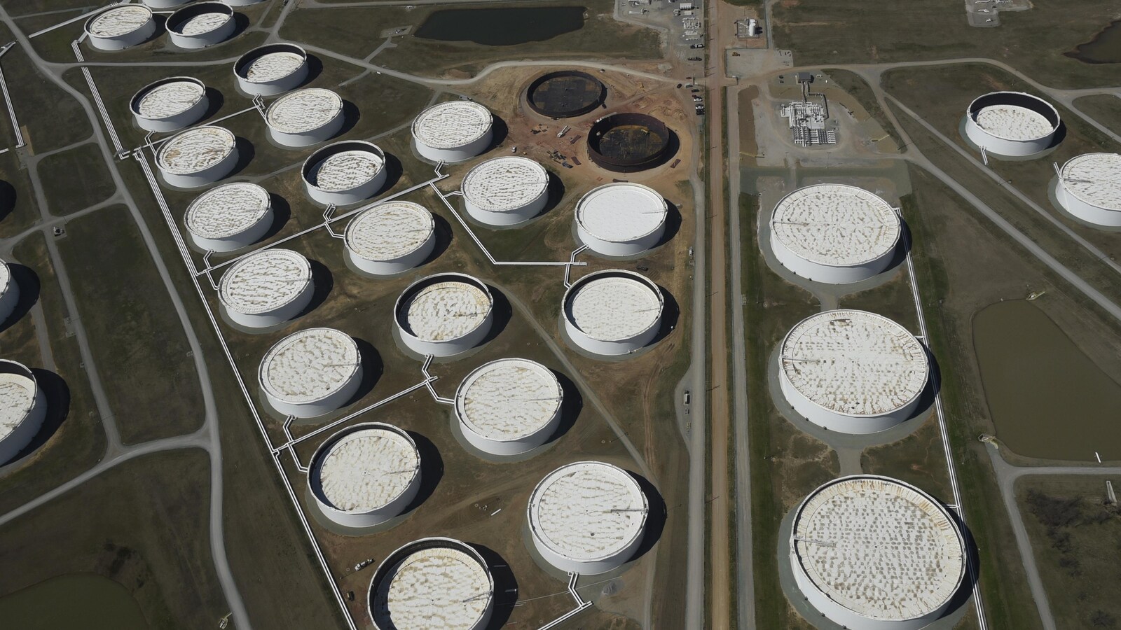 Des dizaines de réservoirs de stockage de pétrole brut, vus du haut des airs. 