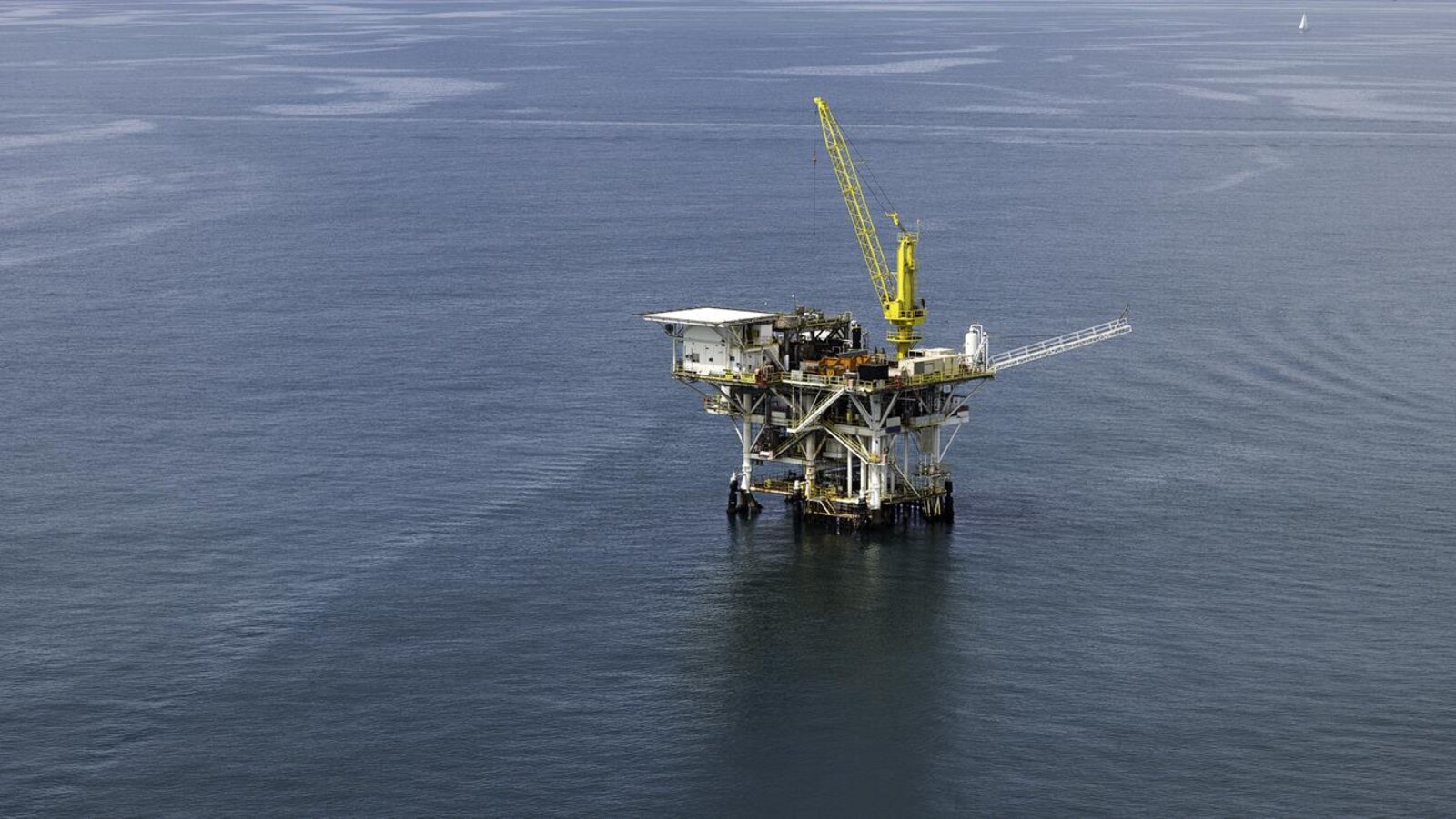 Une plateforme pétrolière sur l'eau