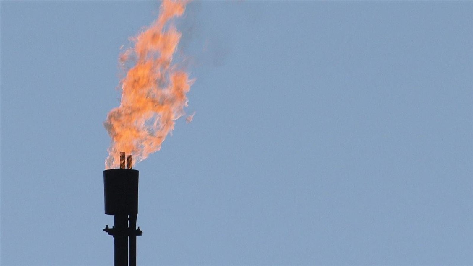 Gros plan d'une flamme qui sort des installations du puits Haldimand no4 en Gaspésie