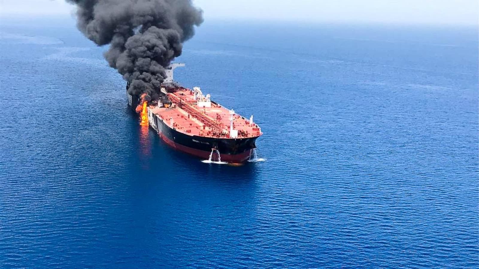 Un pétrolier après avoir été attaqué dans le golfe d'Oman