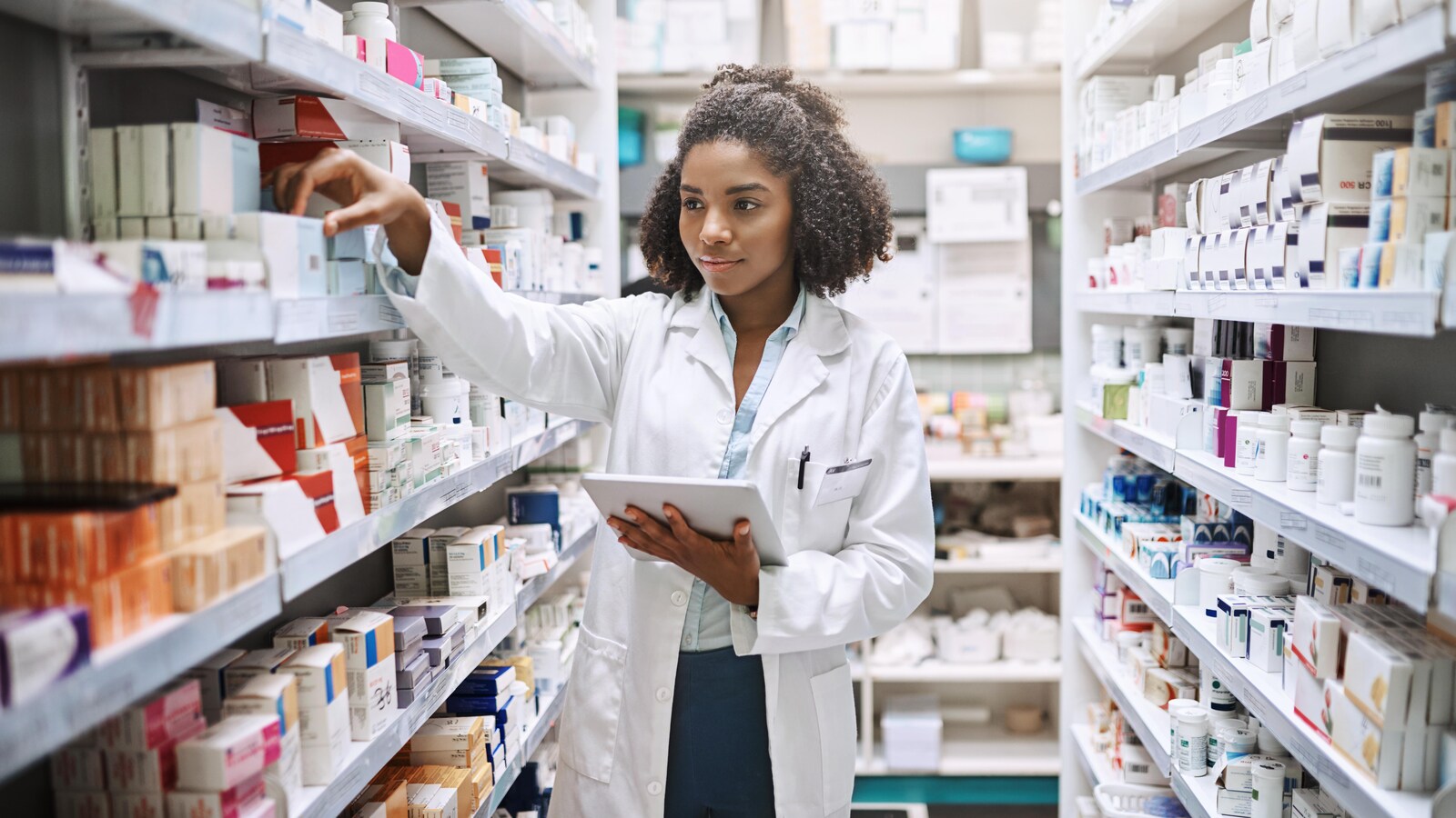 Une jeune femme noire sélectionne des médicaments.