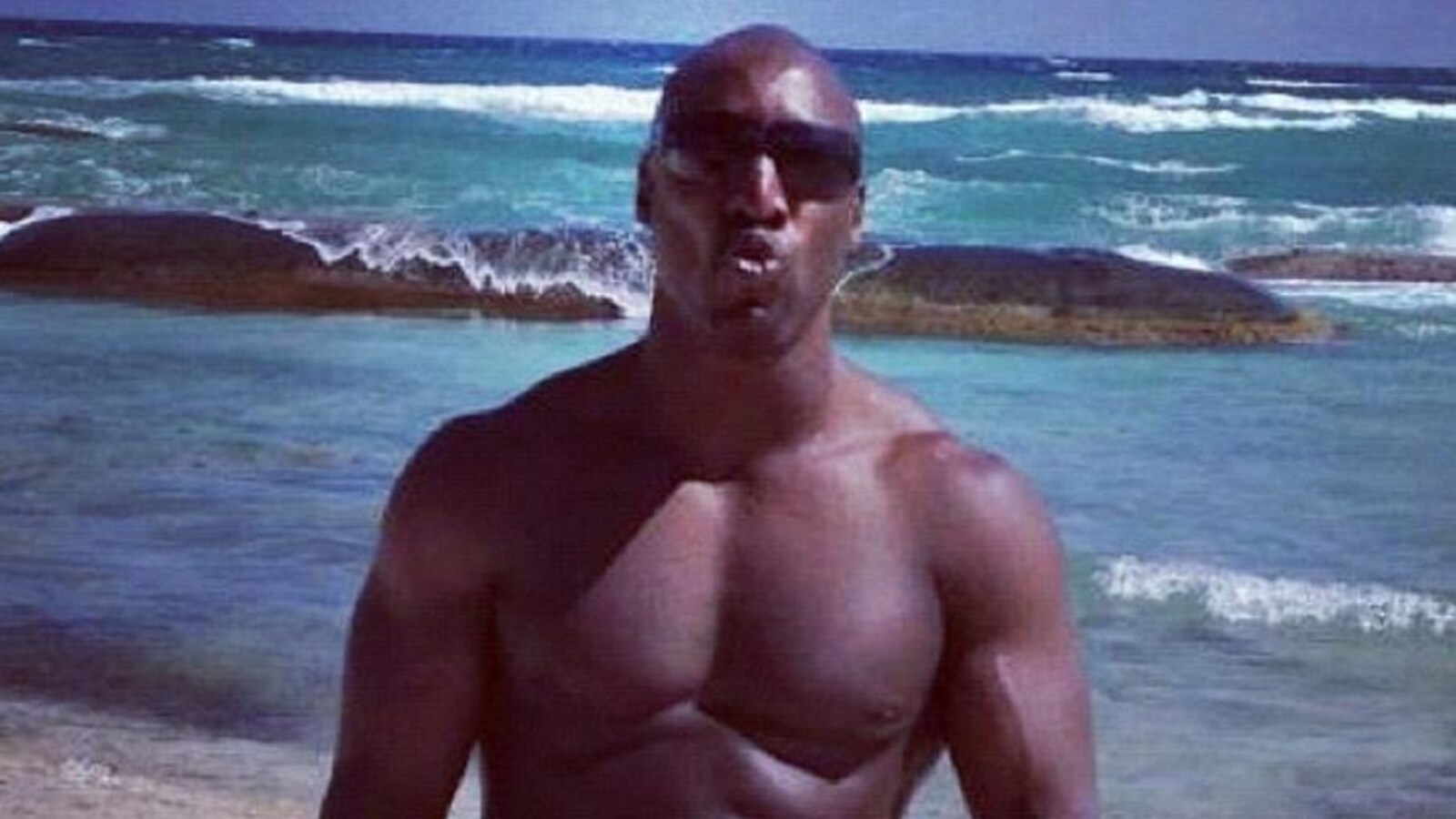 Philip Wilson sur une plage devant la mer