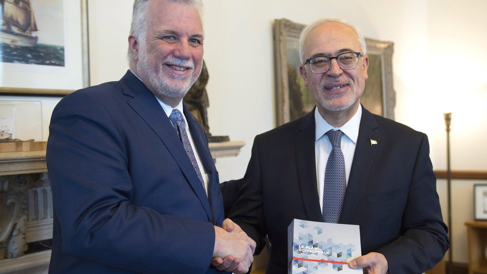 Philippe Couillard et Carlos Leitao se serrent la main.