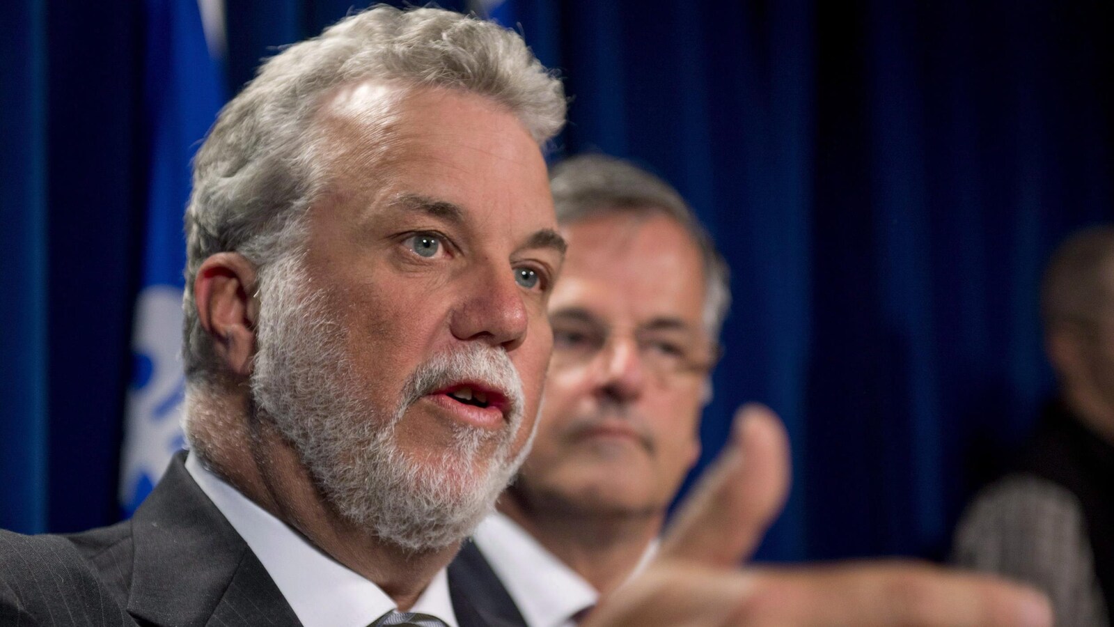 Philippe Couillard en avant-plan, Guy Ouellette en arrière-plan.
