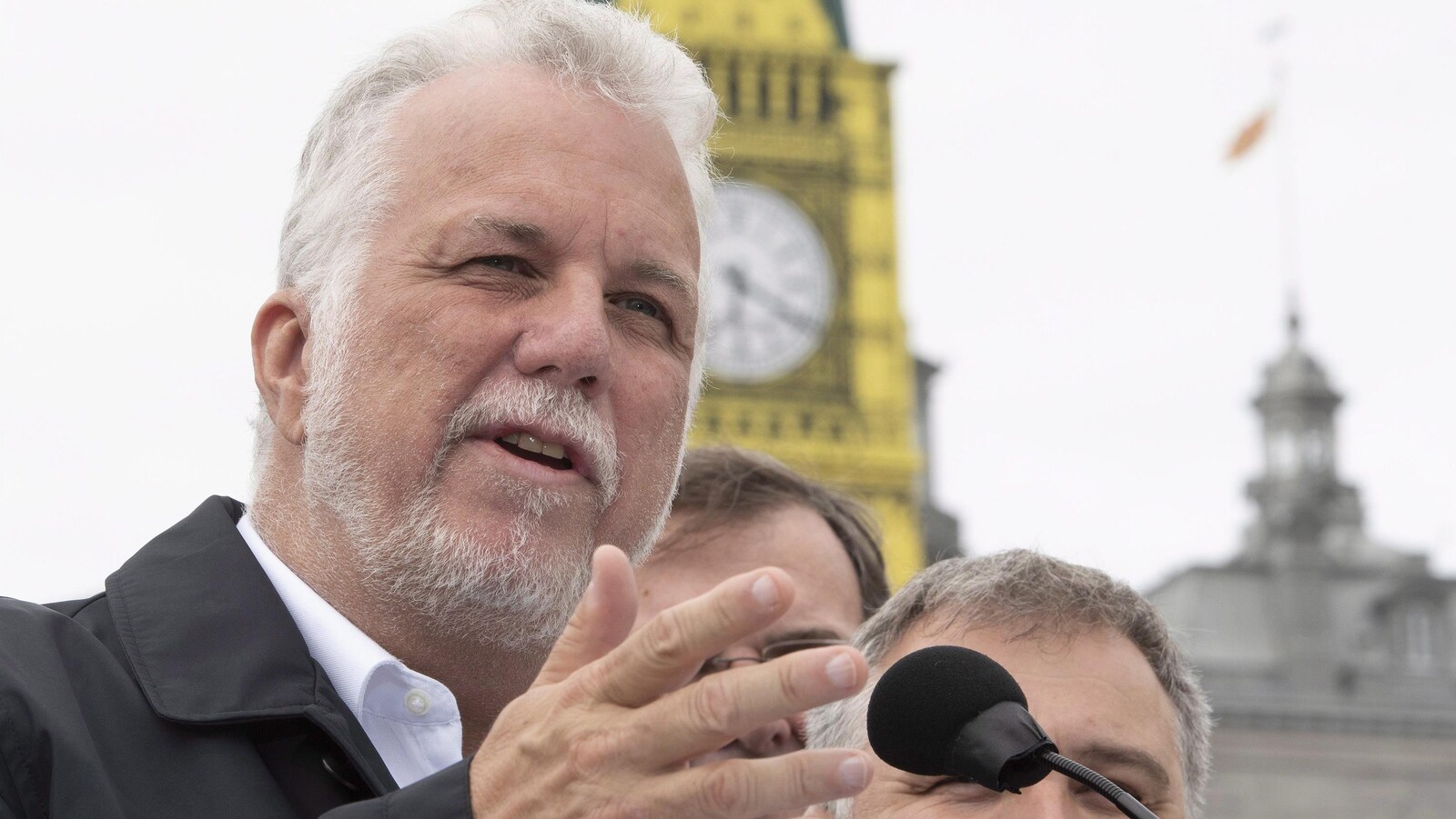 Philippe Couillard parle dans un micro.