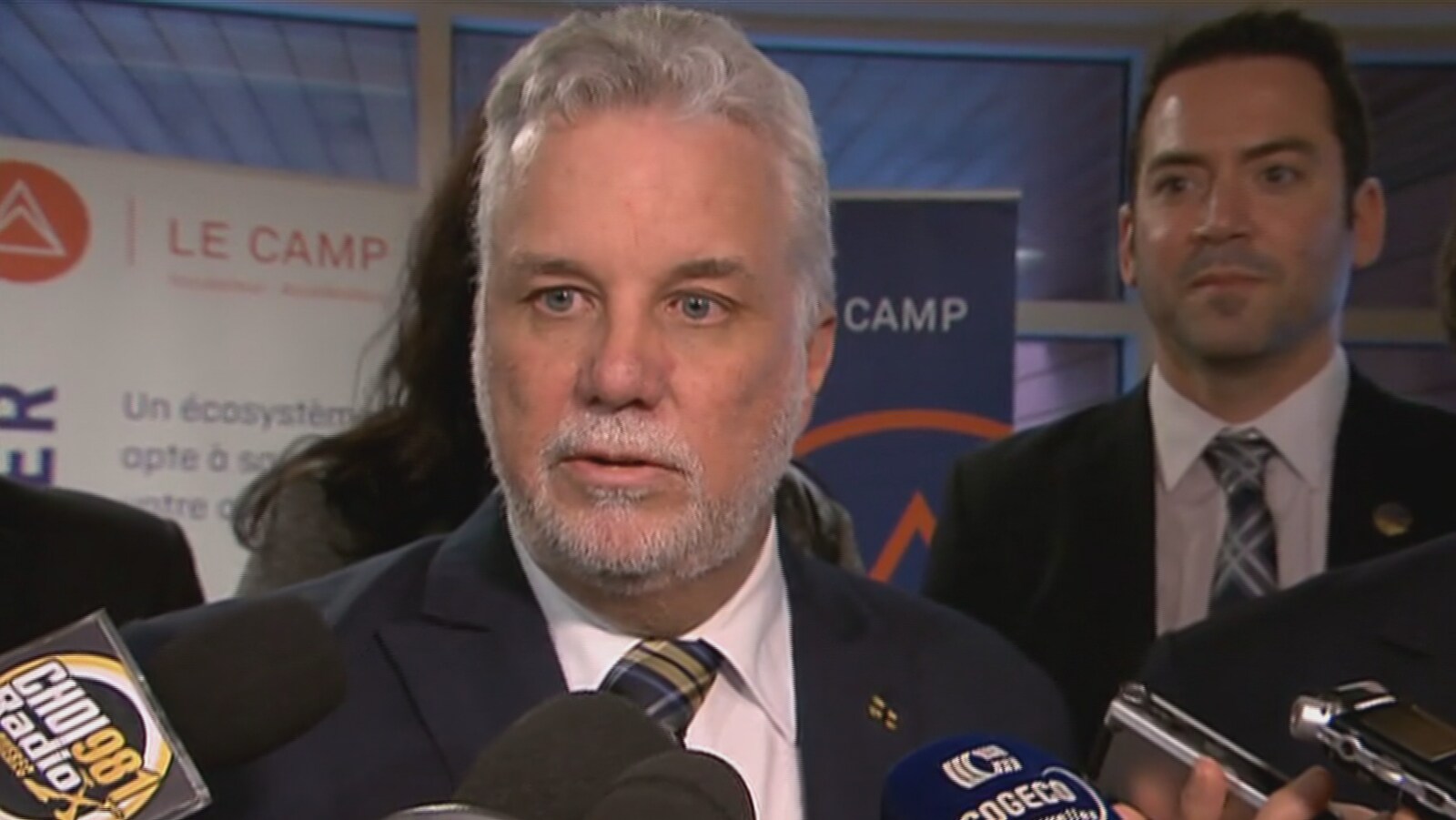 Philippe Couillard répond aux questions des journalistes en marge d’une visite à l’incubateur d’entreprises technologiques Le camp à Québec.