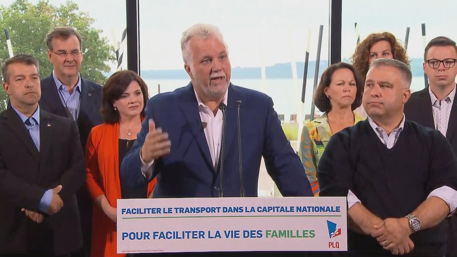 Le premier ministre Philippe Couillard et ses candidats de la région de Québec