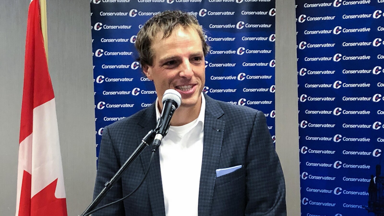 Philippe Gagnon parle au micro.