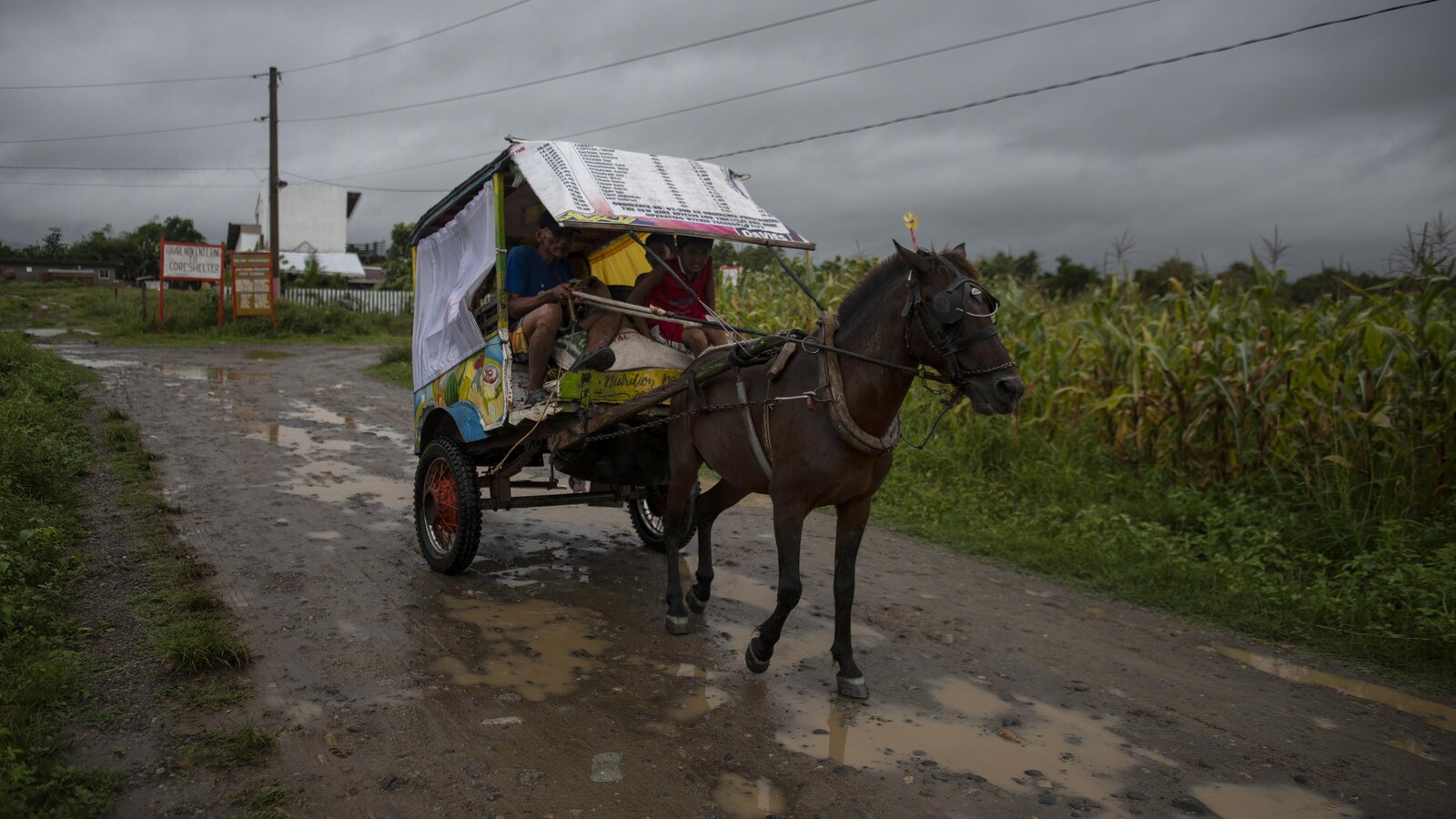 Les habitants évacuent vers des zones plus sûres à l'approche du typhon Mangkhut, le 14 septembre 2018, dans la ville de Tuguegarao, dans le nord des Philippines.