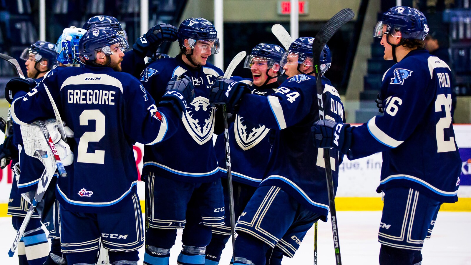 Le Phoenix de Sherbrooke célèbre sa victoire contre les Huskies de Rouyn-Noranda.