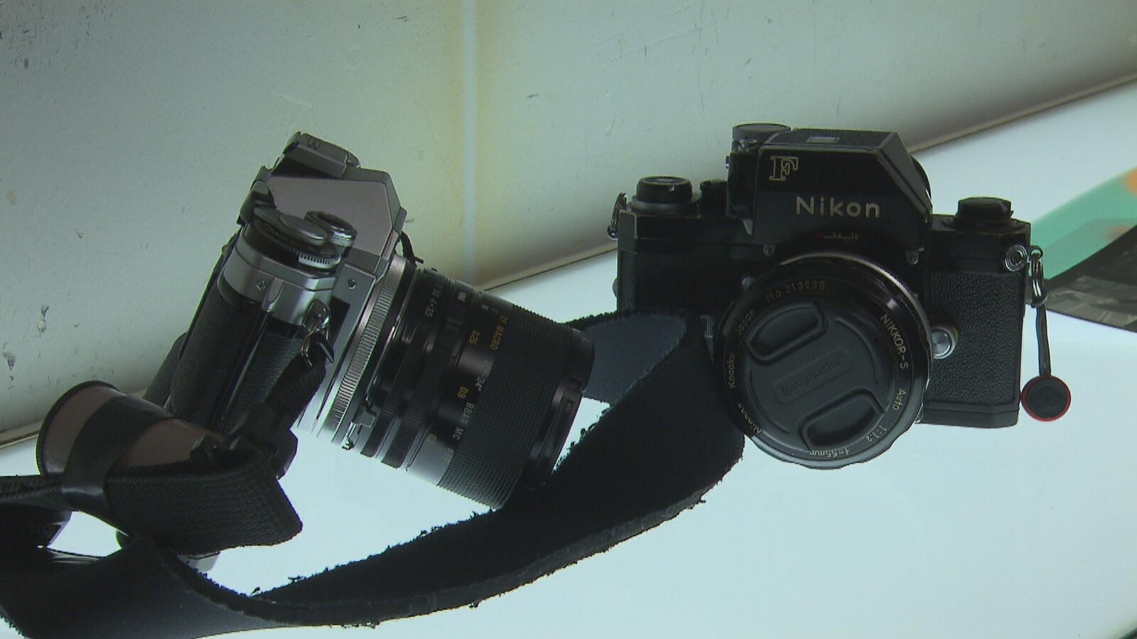 Deux appareils photo Nikon.