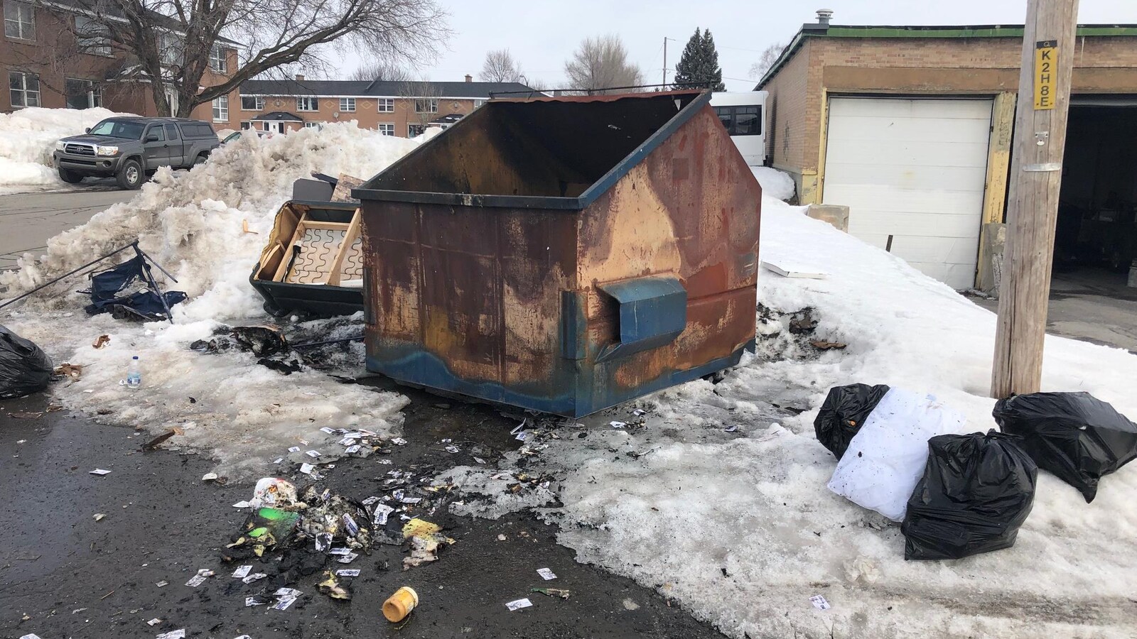 Une benne à ordures incendiée.