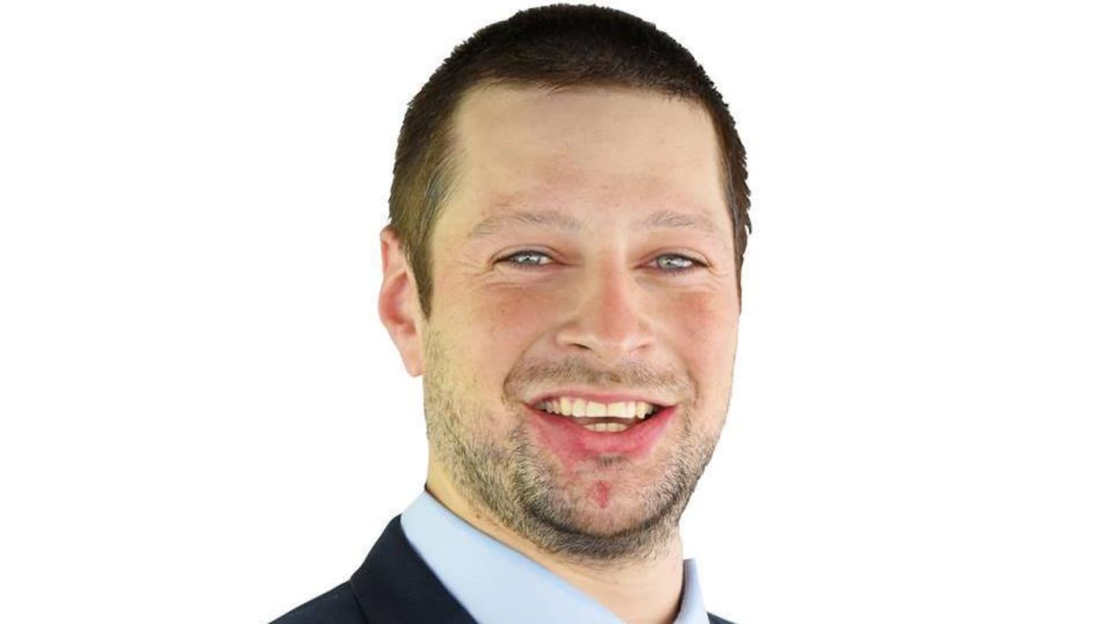On voit le visage d'un homme en plan rapproché. Il s'agit de Pierre-Luc Coulombe.
