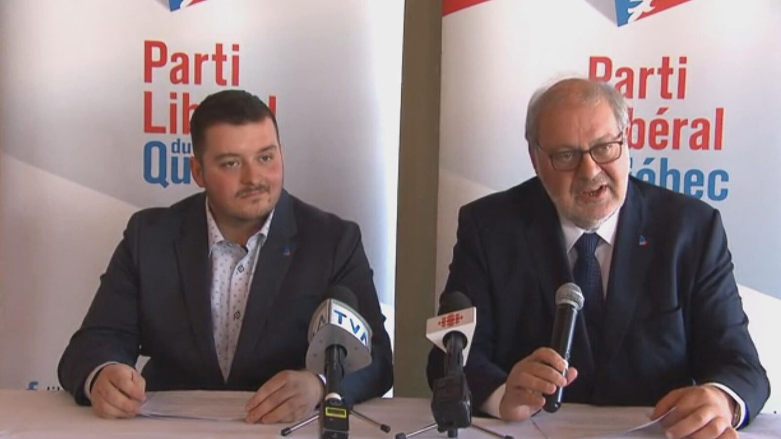 William Laroche et Pierre Arcand derrière des micros