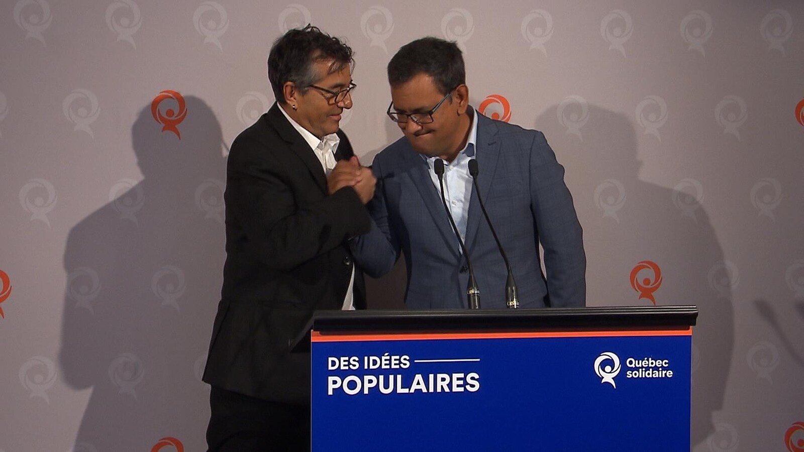 Pierre Céré serre la main d'Andrés Fontecilla.