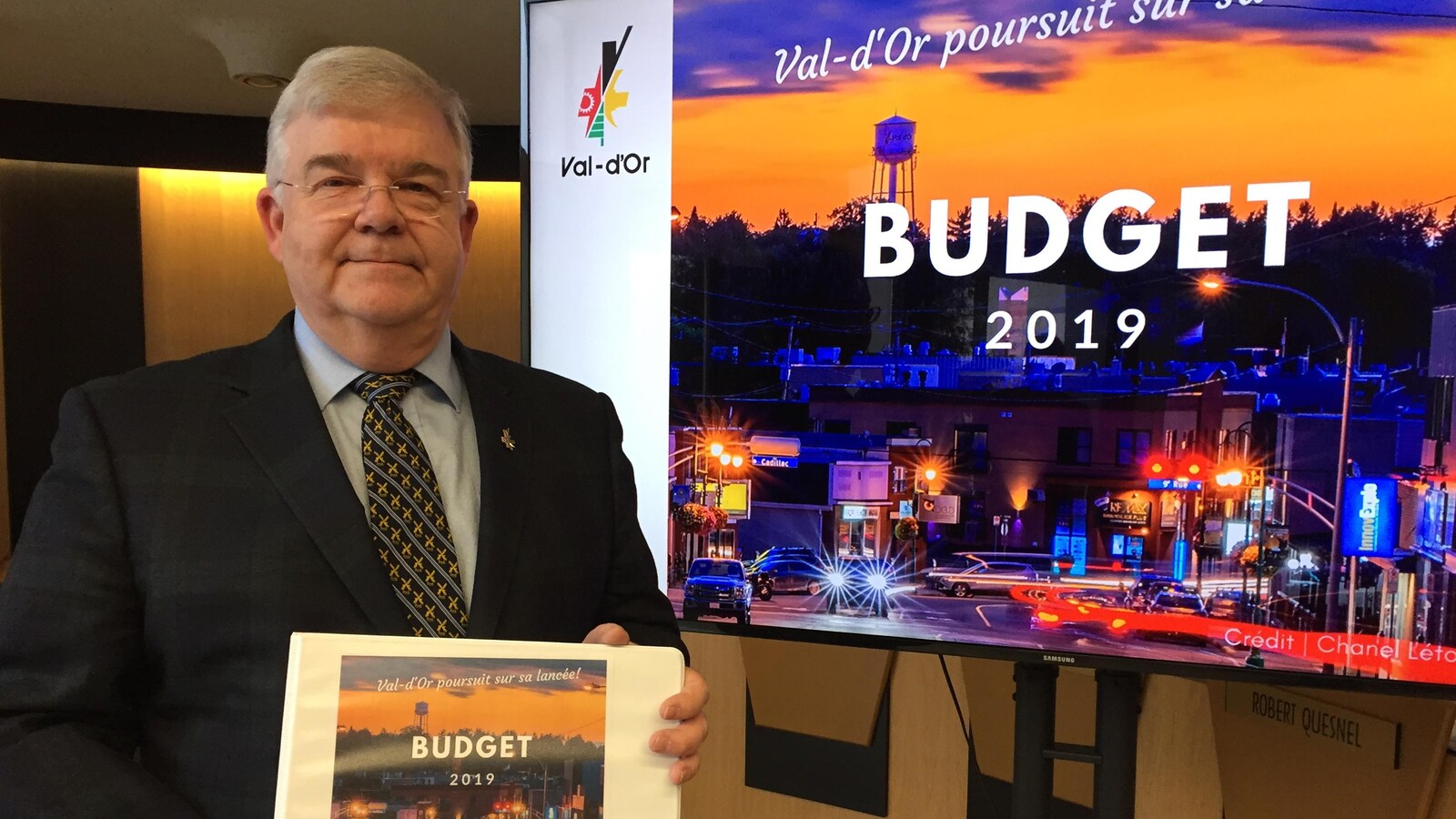 Pierre Corbeil tient un cartable contenant le budget 2019 de Val-d'Or.