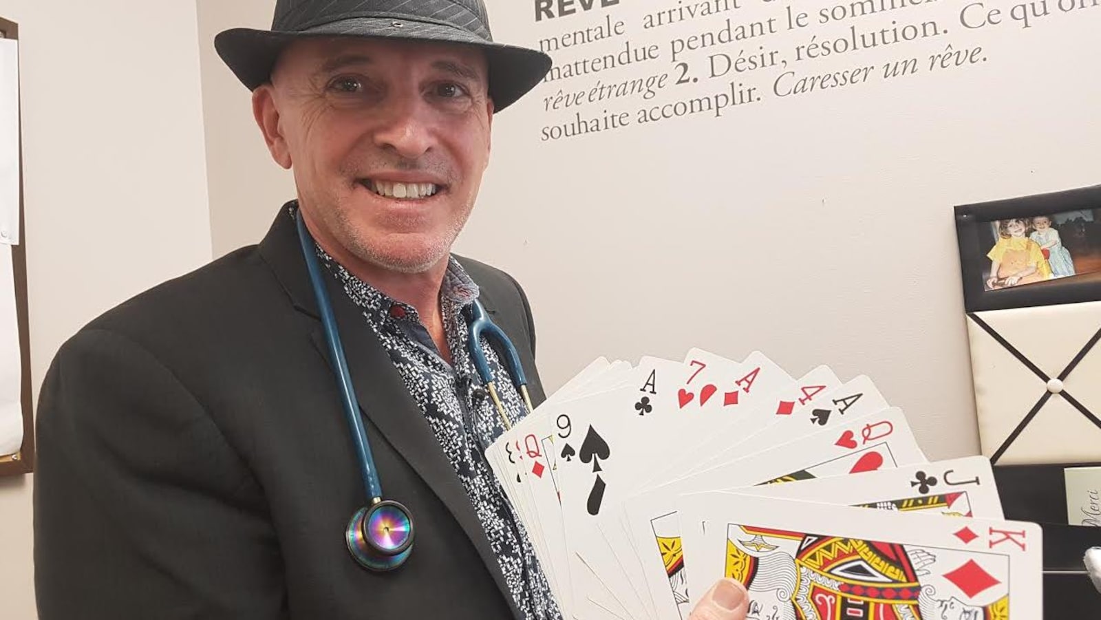 Pierre Filteau est à la fois médecin et magicien.