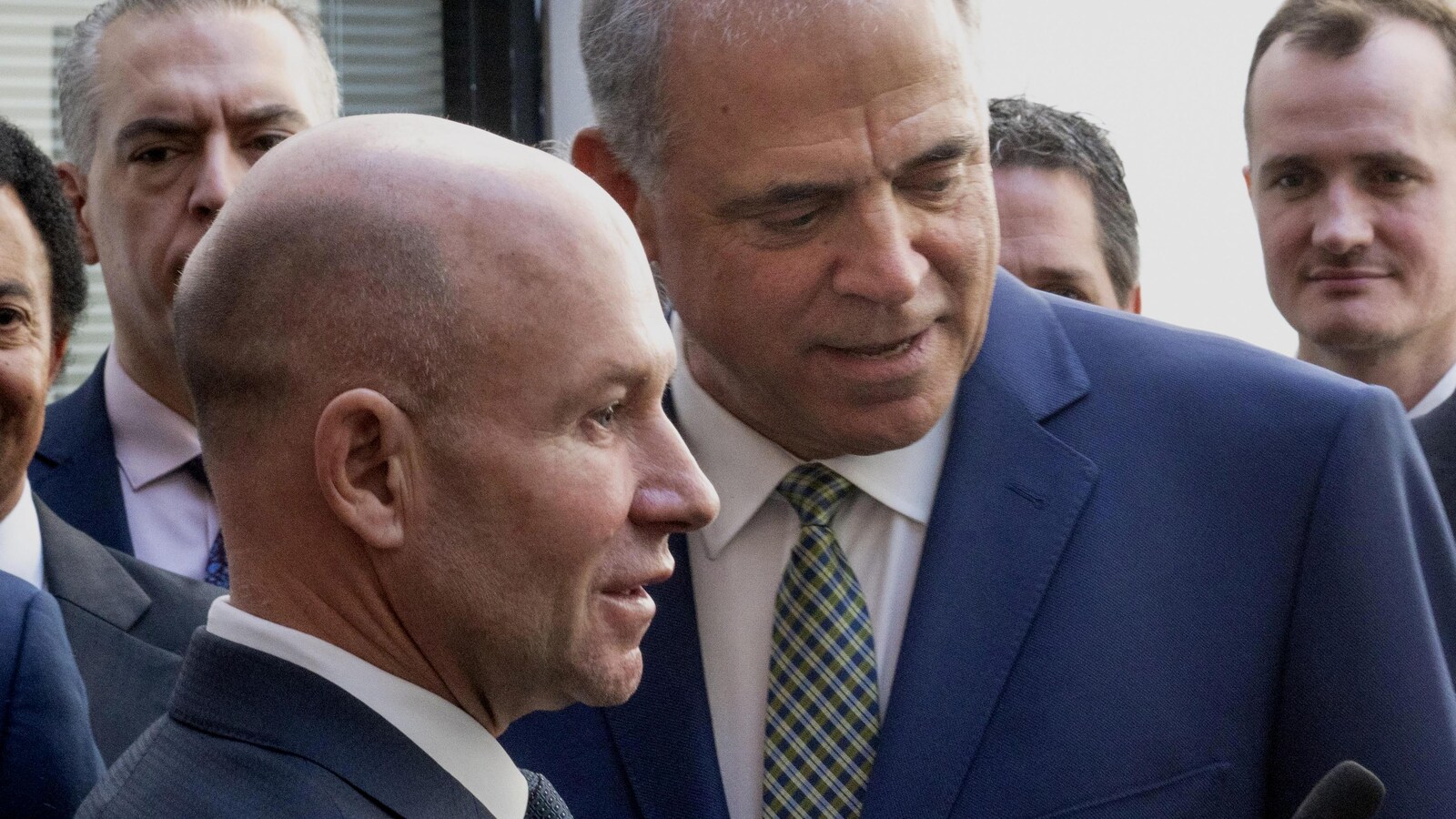 Pierre Fitzgibbon et Alain Bellemare avec d'autres personnes en arrière plan