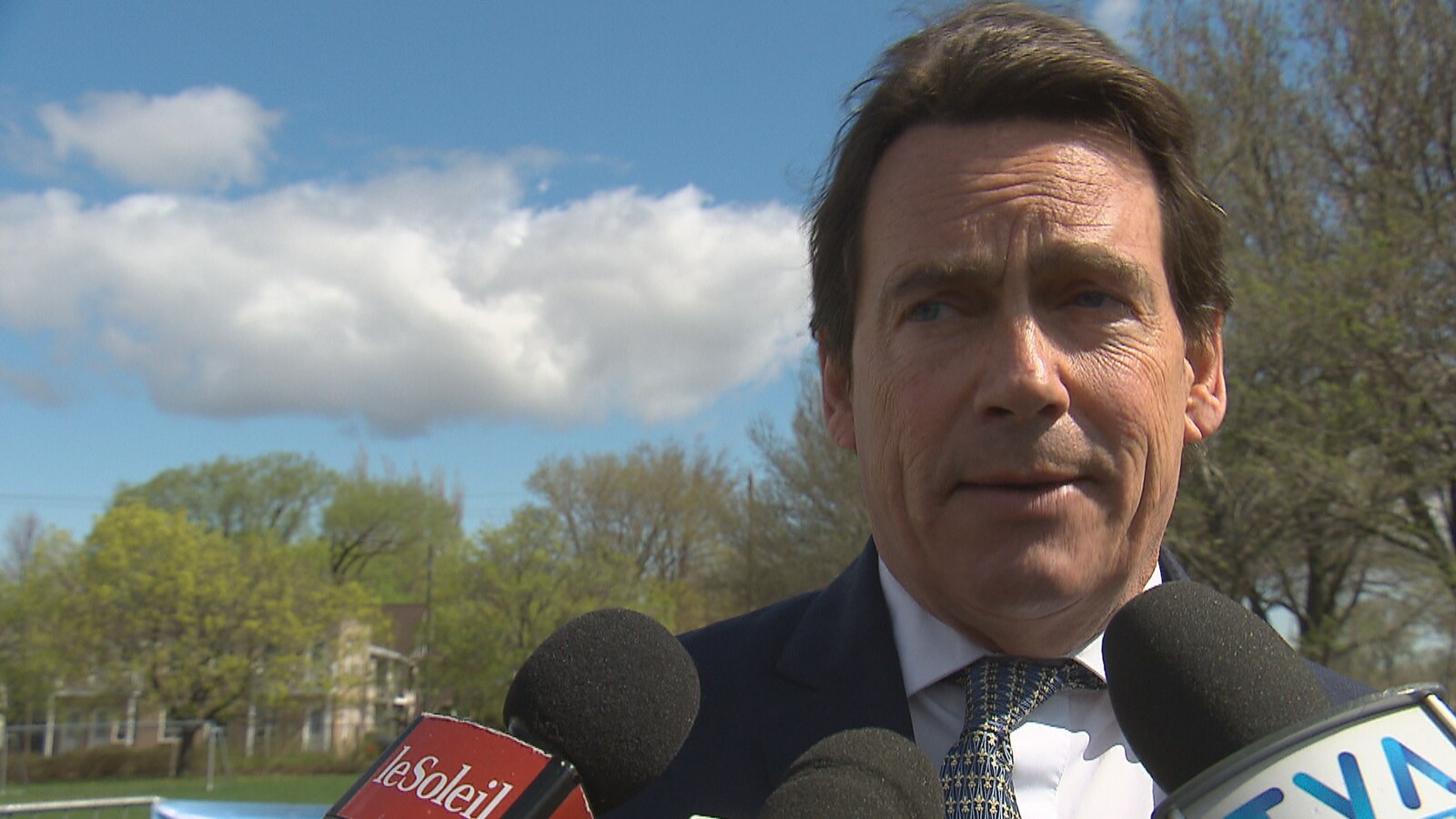 Pierre Karl Péladeau répond aux questions des journalistes lors d’une mêlée de presse.