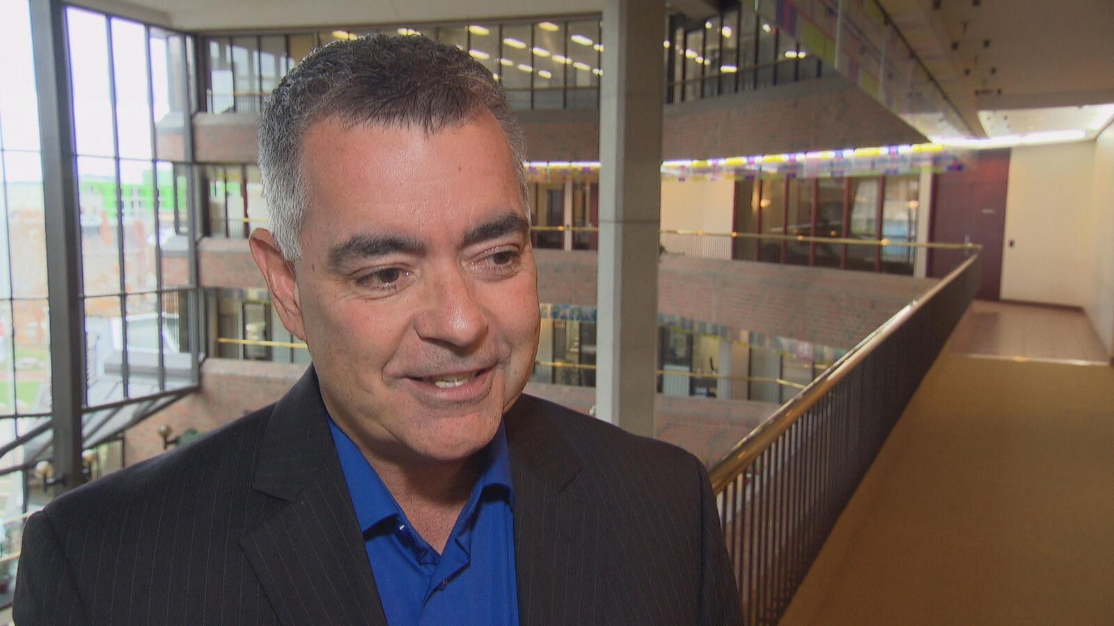 Le conseiller en entrevue à l'intérieur de l'hôtel de ville de Gatineau