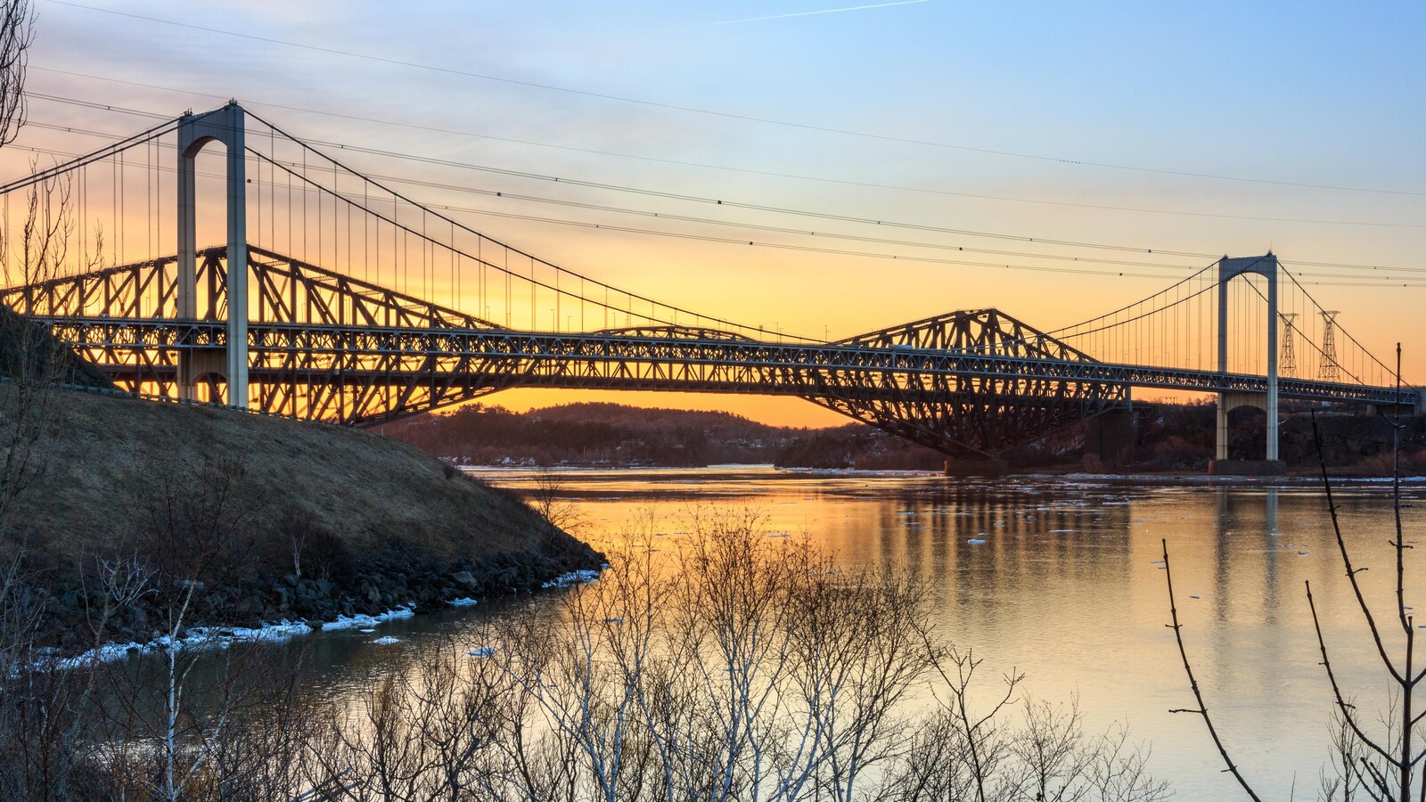 Vue du pont Pierre-Laporte et du pont de Québec sur fond de coucher de soleil