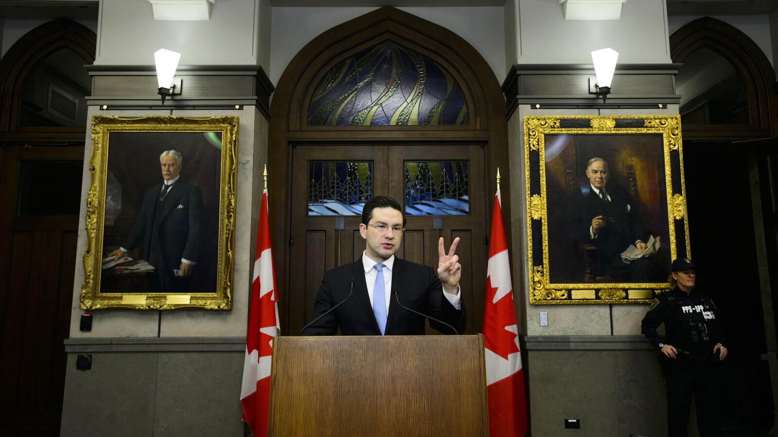 Pierre Poilievre, devant un lutrin installé dans l'édifice ouest de la colline du Parlement.