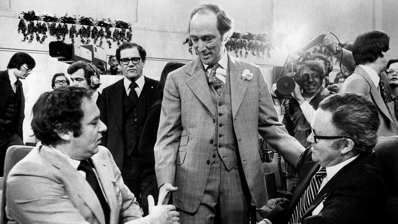 Le premier ministre d'alors, Pierre Trudeau, serre des mains lors d'une conférence à Ottawa, dans les années 1970.