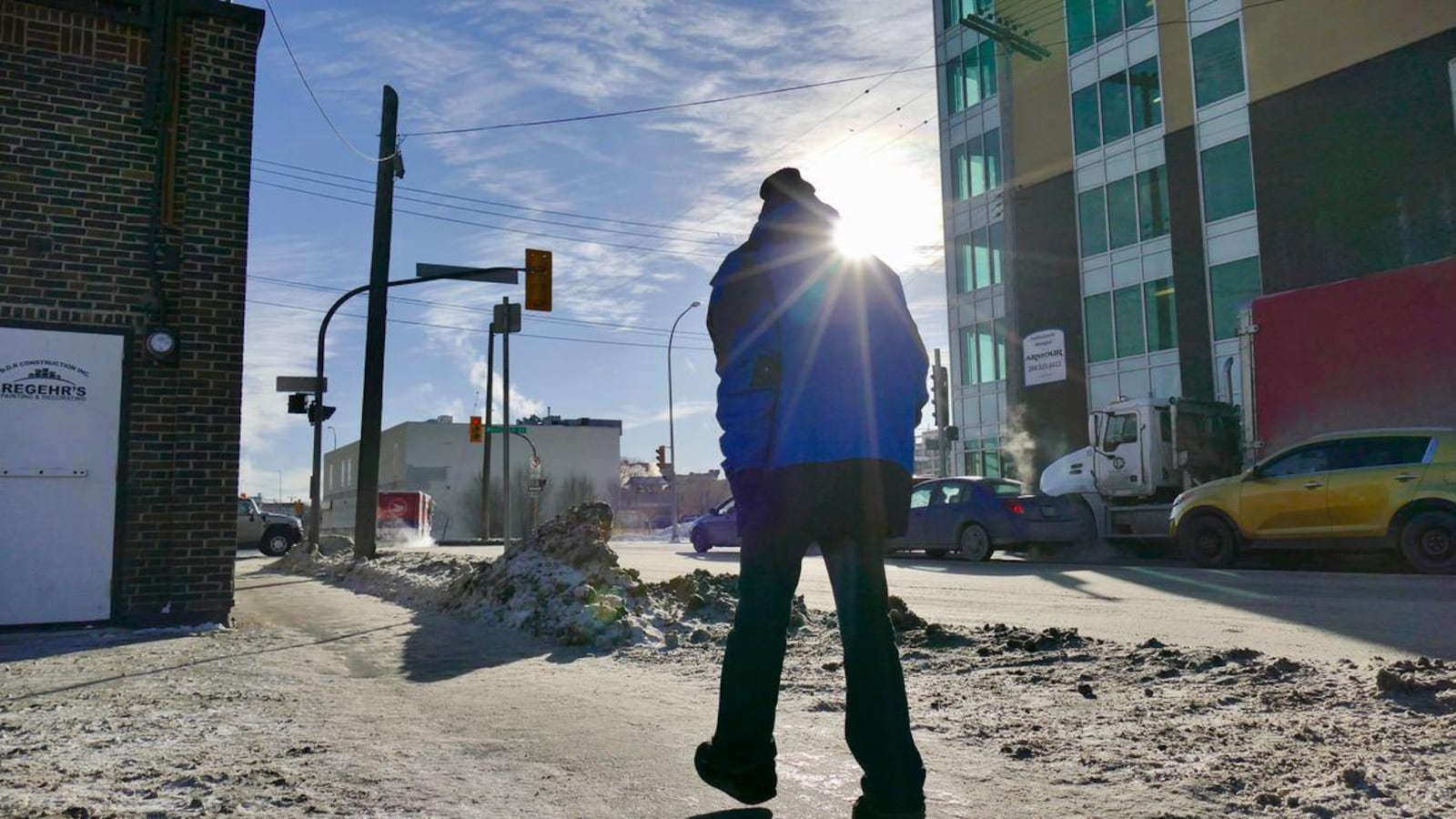 Un piéton marche dans le froid dans une rue de Winnipeg.